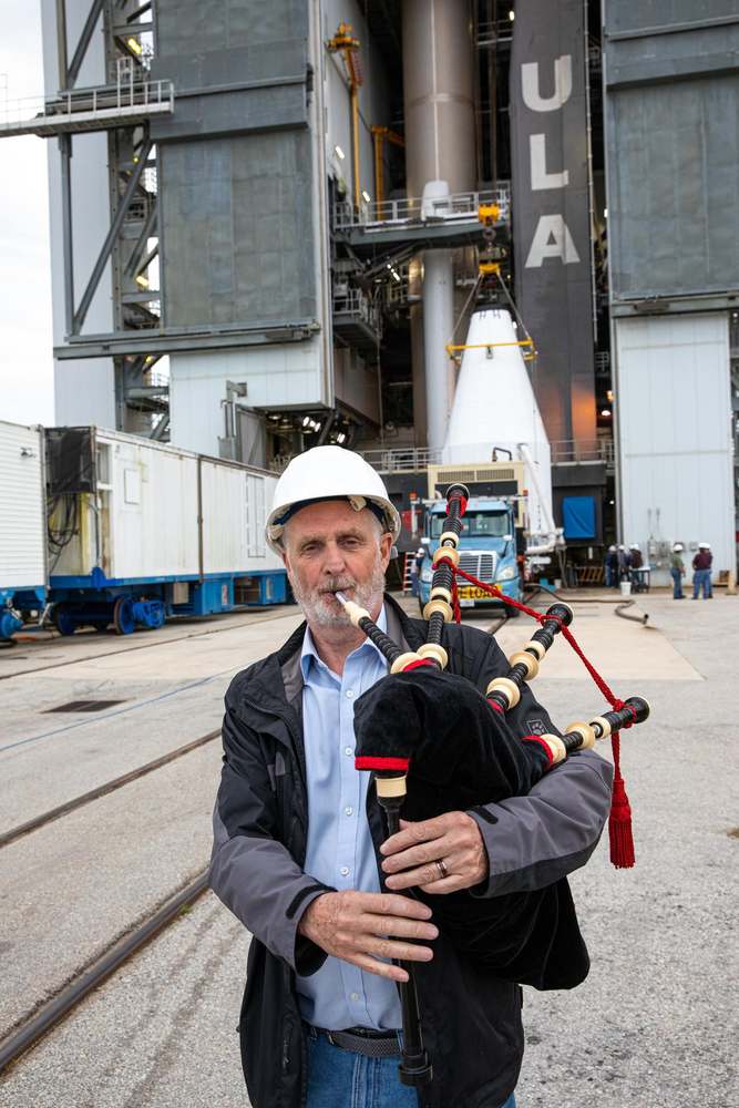 Solar Orbiter Spacecraft Lift and Mate
